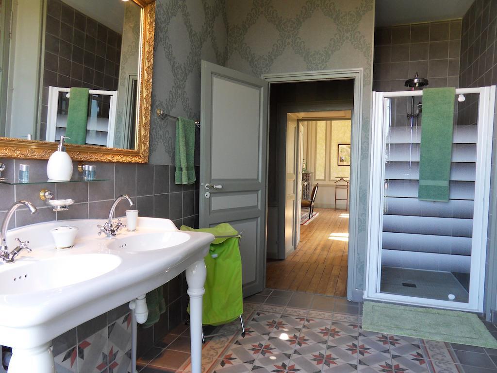 Chateau De Clermont-Saves Bed and Breakfast LʼIsle-Jourdain Εξωτερικό φωτογραφία