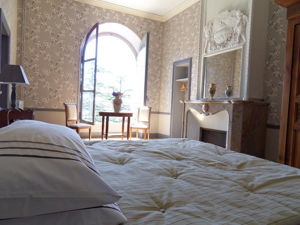 Chateau De Clermont-Saves Bed and Breakfast LʼIsle-Jourdain Δωμάτιο φωτογραφία