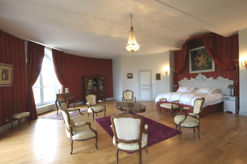 Chateau De Clermont-Saves Bed and Breakfast LʼIsle-Jourdain Δωμάτιο φωτογραφία