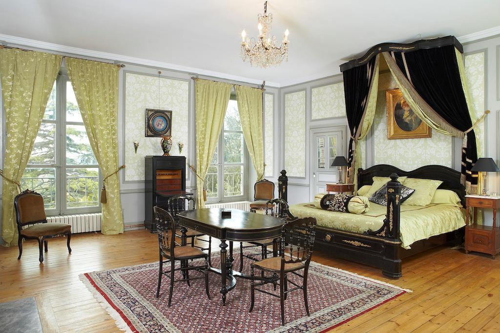 Chateau De Clermont-Saves Bed and Breakfast LʼIsle-Jourdain Δωμάτιο φωτογραφία