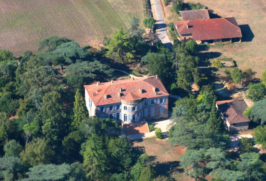 Chateau De Clermont-Saves Bed and Breakfast LʼIsle-Jourdain Εξωτερικό φωτογραφία