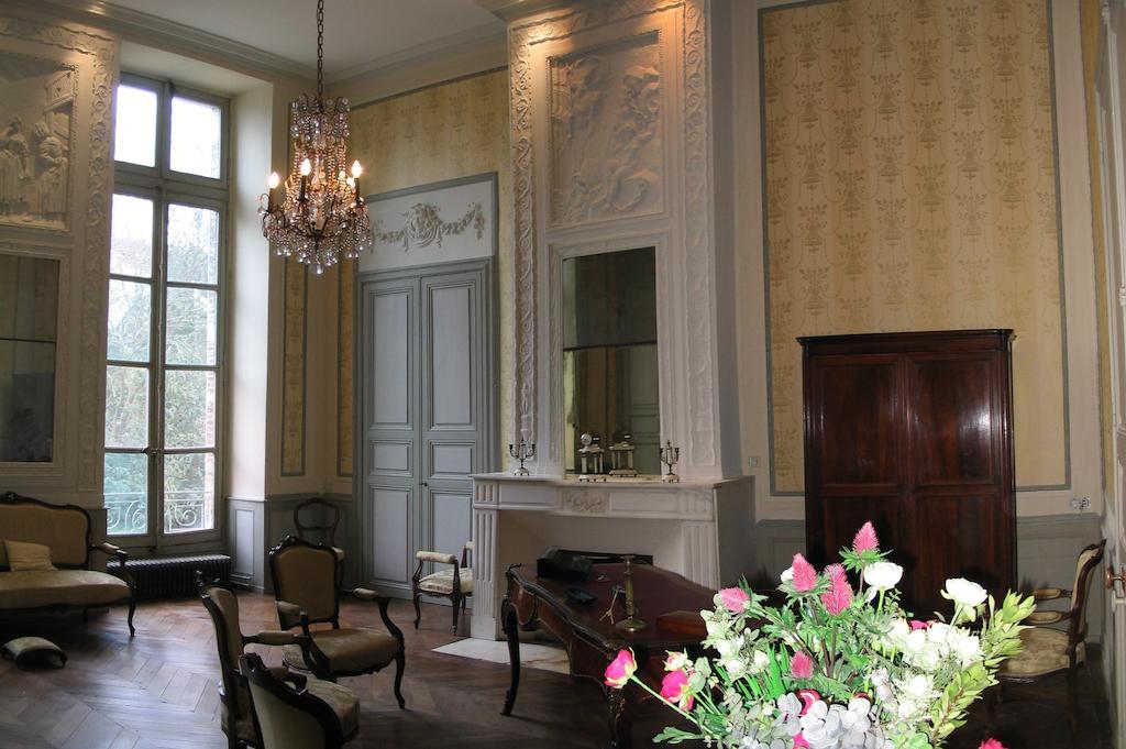 Chateau De Clermont-Saves Bed and Breakfast LʼIsle-Jourdain Εξωτερικό φωτογραφία